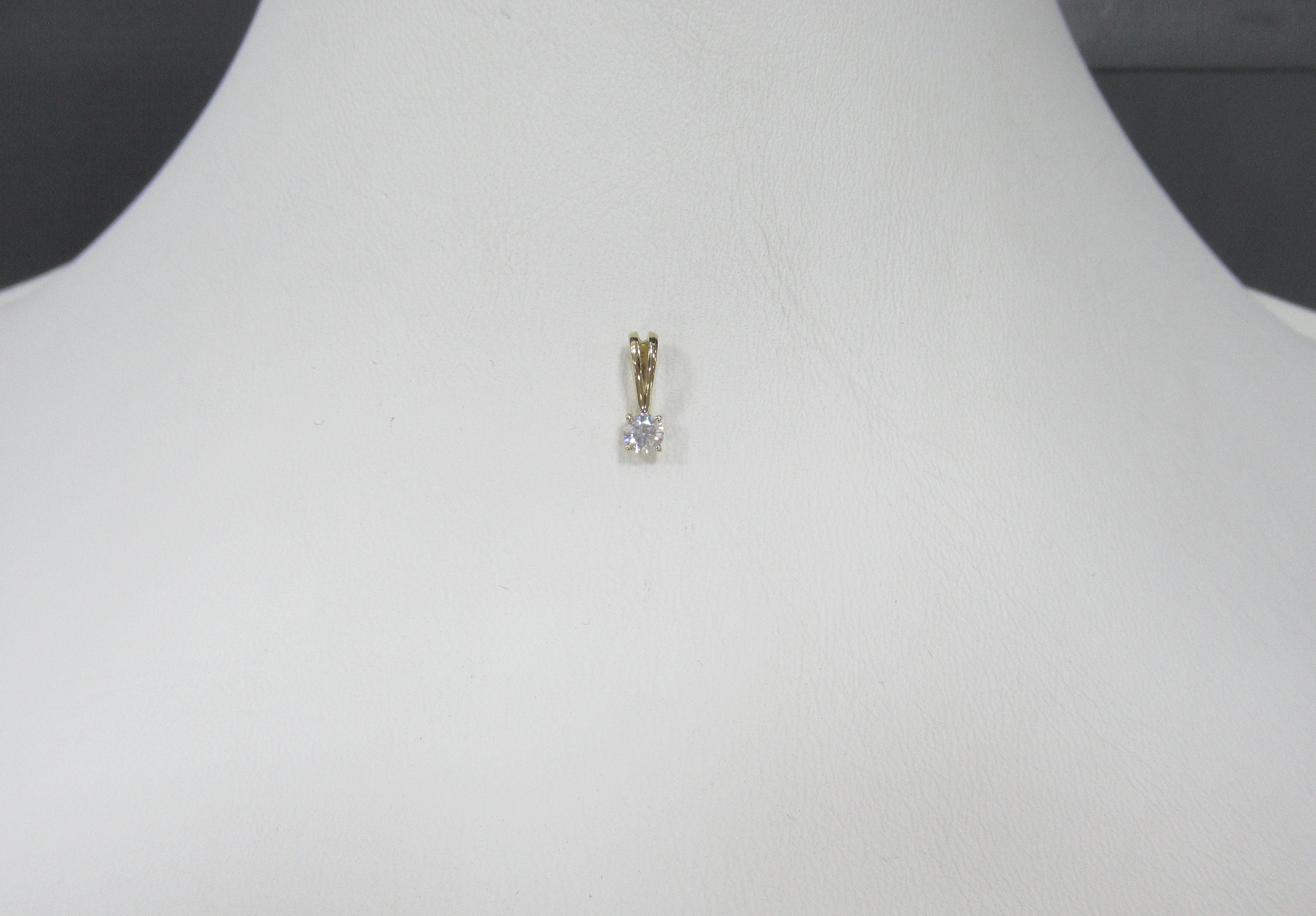 Подвеска из желтого золота с бриллиантом